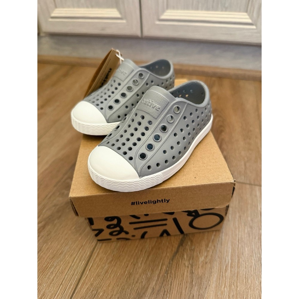 Native Jefferson NIB Sz 5